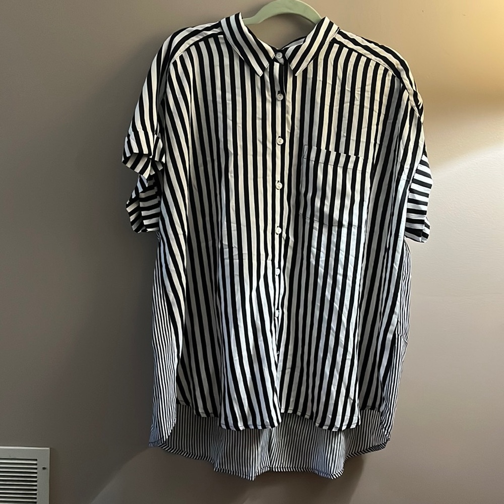 Size 1X Women’s Rayon b/w stripped short sleeved collared shirt Jane & Delancey